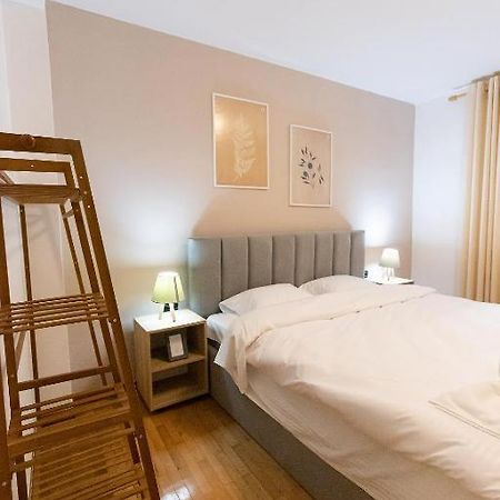 Light-2 Lovely Apartment In Tirana Exterior photo
