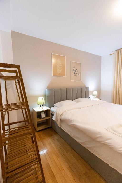 Light-2 Lovely Apartment In Tirana Exterior photo
