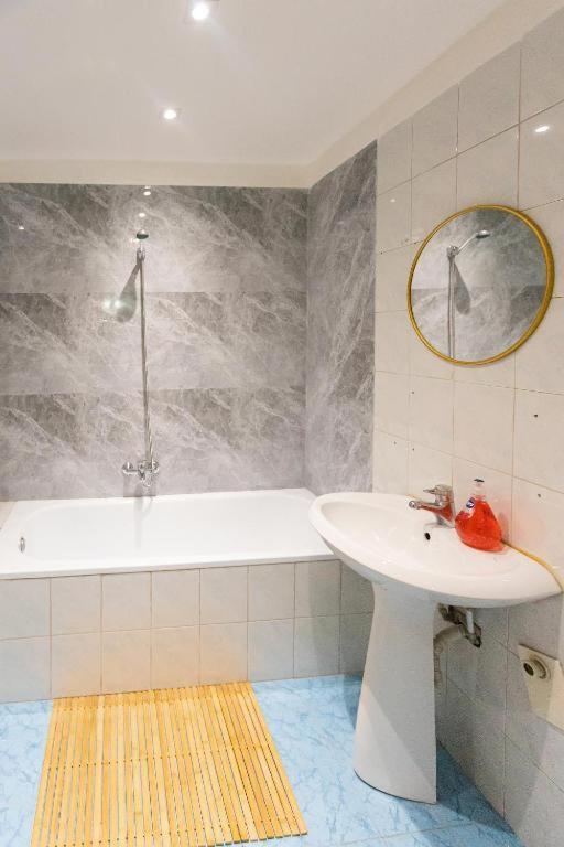 Light-2 Lovely Apartment In Tirana Exterior photo