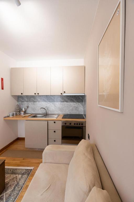 Light-2 Lovely Apartment In Tirana Exterior photo